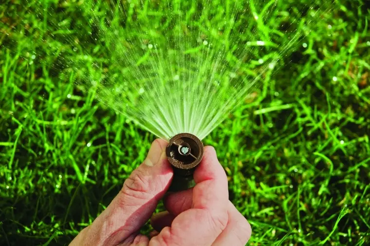 Sprühdüse bewässert Rasenfläche mit automatischer Gartenbewässerung
