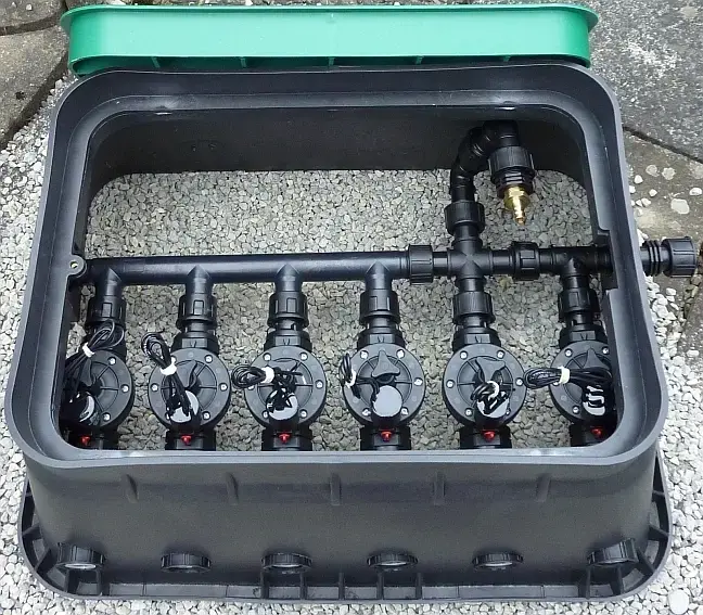 Ventilverteiler zur automatischen Gartenbewässerung mit Ventilbox